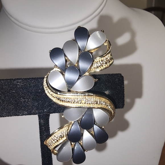 Jewelry - Vintage Two Tone Gray Thermoset and Swirled Goldtone Brooch